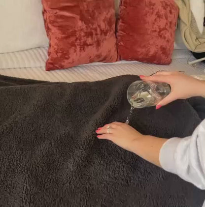 CozyNoir Home - Love Blanket